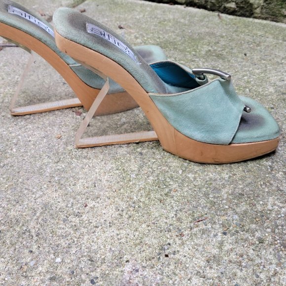 Hot Heels - Picture 6 of 7